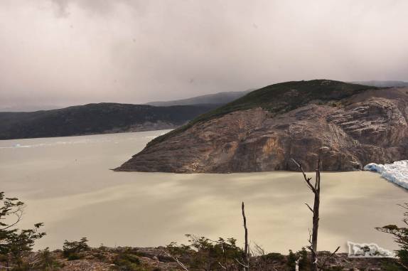 Há 23 anos, a frente do glaciar Grey estava 300 metros adiante, junto a ponta da ilha no lago Grey, no parque nacional Torres del Paine, no sul do Chile